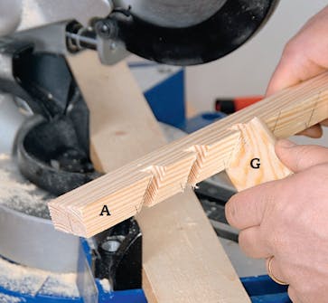 Lämpöpumpun suoja: Tarkista puulistan (G) avulla, että lista sopii jokaiseen sahaamaasi kulmalistan (A) uraan. Lämpöpumpun suoja: Tarkista puulistan (G) avulla, että lista sopii jokaiseen sahaamaasi kulmalistan (A) uraan.